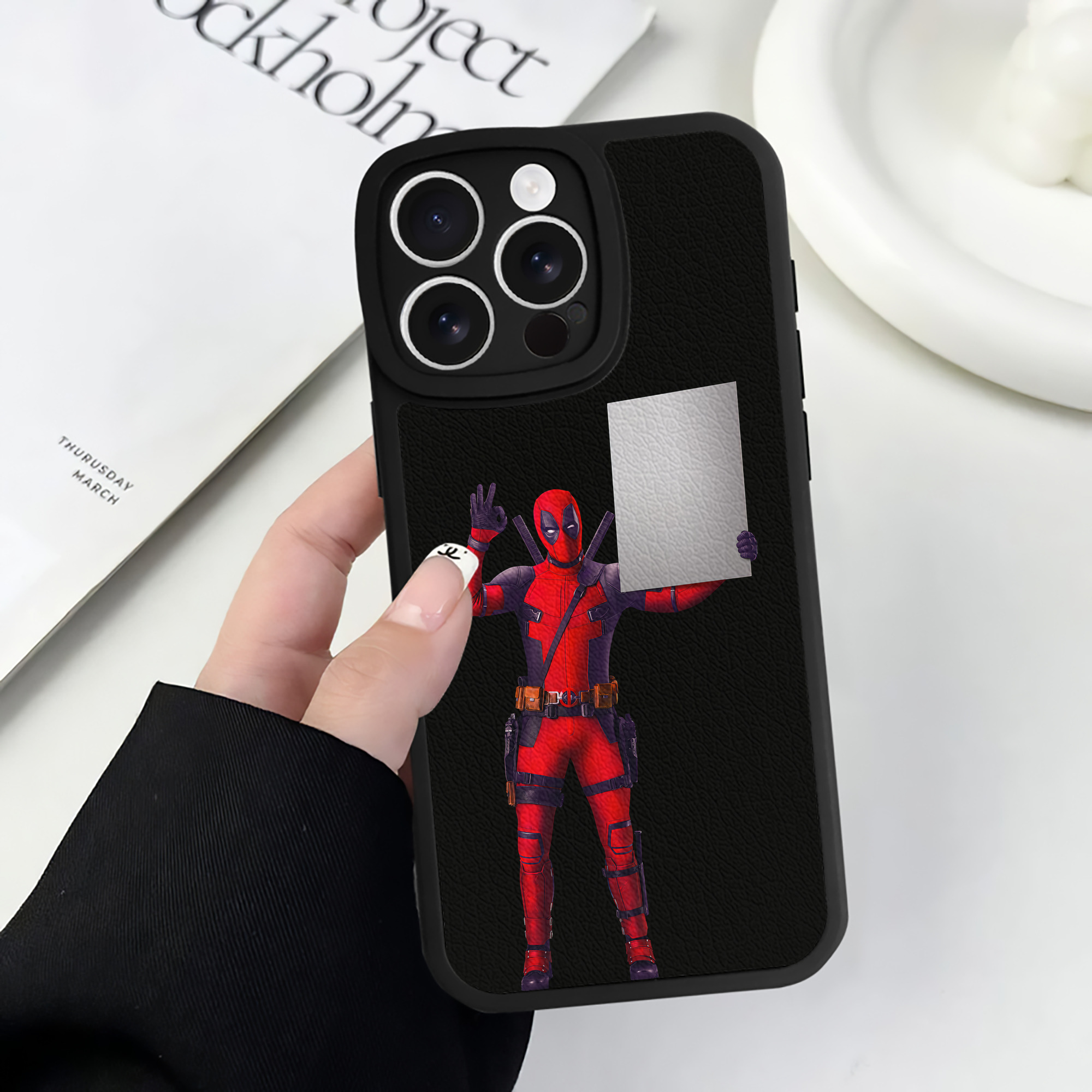 （画像用） Deadpool デッドプール 【iPhone 16シリーズ対応】シリコンスマホケース（レザー調） 材質：シリコン